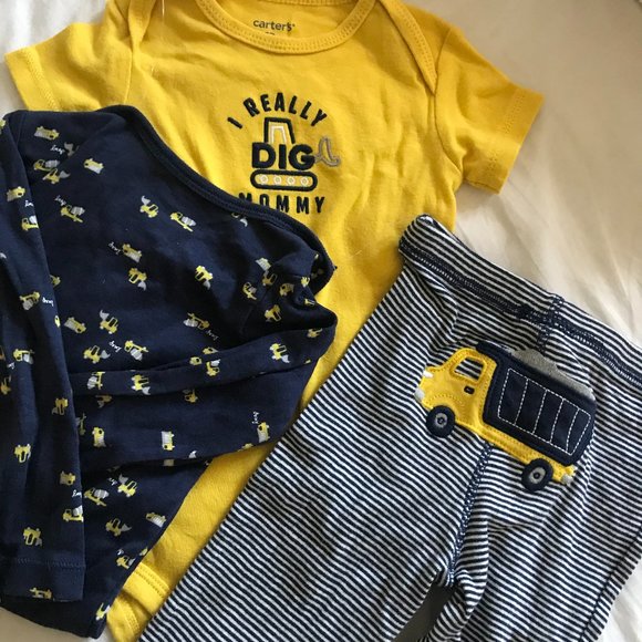 🎉2/$30 SALE🎉 NWOT Carter's Matching Set - 12 M - Picture 1 of 4
